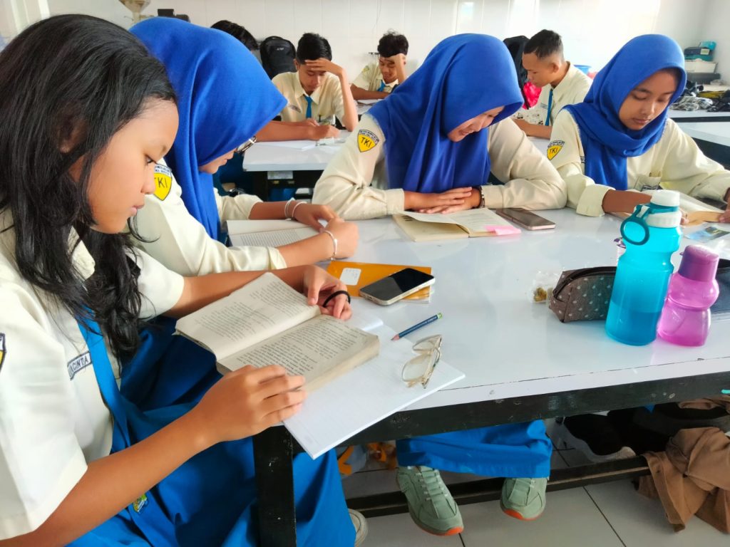 Siswa sedang membaca novel