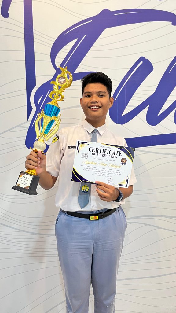 MURID SMK PIM RAIH JUARA 2 FOTOGRAFI NASIONAL, ABADIKAN DELMAN DI TENGAH RINDANG PEPOHONAN